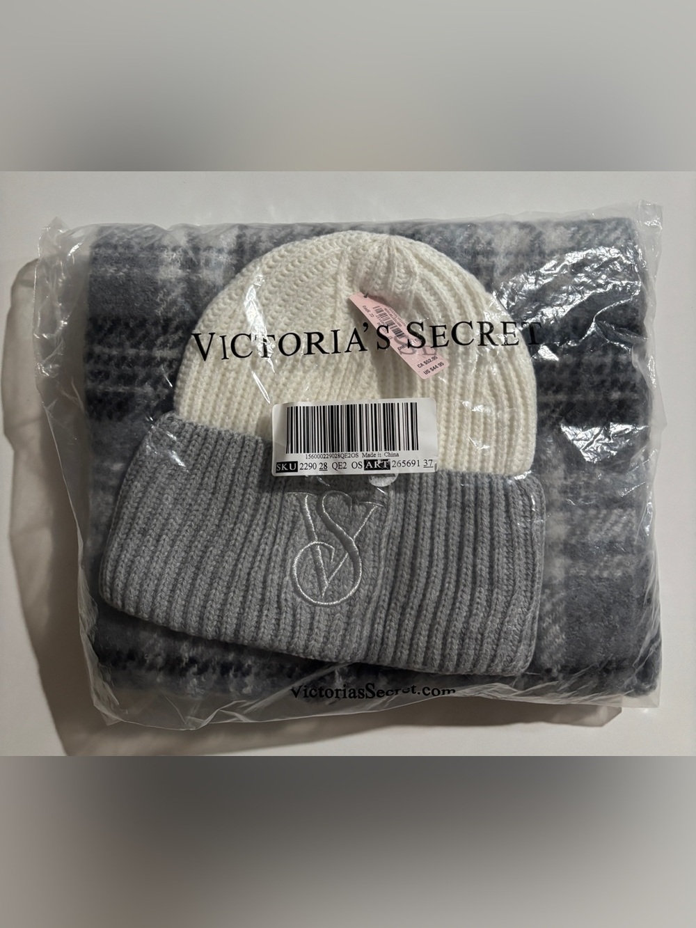 Victoria's Secret Grey & White Hat & Scarf Set. NWT